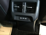 後席にもUSBチャージャー搭載。スマートフォンなどの充電にとっても便利です。リア席エアコンは、後部座席の快適性を向上させます。