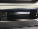 運転席側のインパネアッパーボックスは嬉しい収納!ここにもUSBソケット付きです!