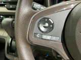 ステアリングにオーディオ操作スイッチが付いています。オーディオ画面に直接タッチしなくても操作が出来ますので、運転に集中できます。