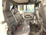 ●後部座席も気になるようなキズ・汚れやへたり等、大きなダメージはなく、良好な状態です。
