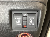 リアドアは乗り降りに便利な両側電動スライドドアです。また運転席に座っていながらスイッチ操作で自在にスライドドアを開け閉めできます。