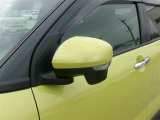 ターンランプ付きドアミラーはデザインだけでなく、他のドライバーや周囲の歩行者にもわかり易く視認性も十分な装備です。