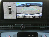 全周囲カメラで、クルマを上空から見下ろしているかのような映像を映し出します。周囲の状況がひと目でわかります!
