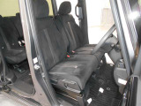 広々使えるベンチシート仕様です。アームレスト付きです。