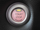 インテリジェントキ-(イモビライザ-機能内蔵)のエンジン始動&停止用プッシュボタンです。 キ-を持って乗り込んで、ブレ-キペダルを踏んでポチっとな、これだけでイイんです♪