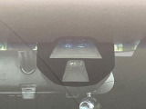 【シティブレーキアクティブシステム】低速走行中に前方の車両等を認識し、衝突しそうな時は警報とブレーキで衝突回避と被害軽減をアシスト。より安全にドライブをお楽しみいただけます。