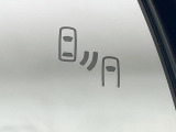 【ブラインドスポットモニター】走行中、ドアミラーの死角になりやすい箇所に後続車が接近するとサイドミラーのレンズに警告を表示!ドライバーに注意喚起をしてくれます。