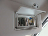 運転席側と助手席側にバニティミラーついていますちょっとした身だしなみが確認できます。