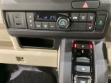 エレクトリックギアセレクターの左上にオートエアコンがついてますので簡単操作で快適に過ごせます。運転席のみシートヒータースイッチ内蔵で2段階の温度設定ができます。