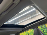 【サンルーフ】開放感たっぷりの希少装備、サンルーフが装着されています!車内に明かりを取り入れたり景色を楽しむ以外にも、車内の空気も簡単に換気できて快適です!