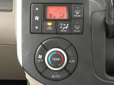【オートエアコン】一度お好みの温度に設定すれば、車内の温度を検知し風量や温度を自動で調整。暑い&hellip;寒い&hellip;と何度もスイッチ操作をする必要はありません。快適な車内空間には必須の機能ですね♪