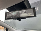 後部座席の人や、荷物に視界を邪魔されずに車両後方のカメラ映像をミラー面に映し出して、いつでもクリアな後方視界を確保する、インテリジェントルームミラーを装備しています。