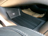 センターコンソール下にも小物を置けるスペースがございます。