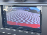 【バックカメラ】駐車時に後方がリアルタイム映像で確認できます。大型商業施設や立体駐車場での駐車時や、夜間のバック時に大活躍!運転スキルに関わらず、今や必須となった装備のひとつです!