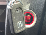【Hondaスマートキー】カバンやポケットに入れたままでもドアの施錠・解錠が可能なスマートキーを装備。エンジンのオン・オフ時もカギを取り出す必要が無いからとっても便利です♪