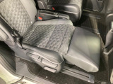 【オットマン付セカンドシート】足を延ばしてリラックスしたいときに便利なオットマン!ロングドライブや仮眠の際にもゆったり快適にお過ごしいただけます♪