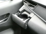 助手席側のあるドリンクホルダーです。