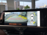 【パノラミックビューモニター】専用のカメラにより、上から見下ろしたような視点で360度クルマの周囲を確認することができます☆死角部分も確認しやすく、狭い場所での切り返しや駐車もスムーズに行えます。