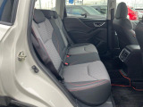 後部座席も気になるようなキズ・汚れやへたり等、大きなダメージはなく、良好な状態です。