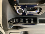 電動格納式リモコンドアミラーと、パワーウィンドウスイッチ等は運転席ドアにあります。