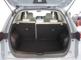 後部座席に座れる状態でも荷室はこれだけ広さがあります!お出かけやお買い物にも重宝します。ついつい買い物しすぎても安心ですね♪