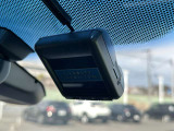 万が一の事故等やあおり運転等で被害にあっても記録を残せるドライブレコーダー。あるのとないのでは、心持安心感が違くなりますね。