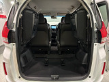 3列目シートを跳ね上げればラゲッジスペースを更に広く使えます。