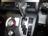 誤操作の少ないゲート式シフトレバーを装備しております。