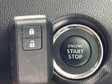 【キーレススタートシステム】カバンやポケットに入れたままでもドアの施錠・解錠が可能なスマートキーを装備。エンジンのオン・オフ時もカギを取り出す必要が無いからとっても便利です♪