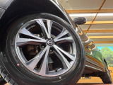【純正18インチアルミホイール】外観にマッチした純正アルミホイールを装着しております。各種社外アルミホイールや、スタッドレスタイヤも取扱いしております。是非ご相談ください♪