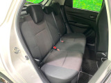 後部座席も気になるようなキズ・汚れやへたり等、大きなダメージはなく、良好な状態です。