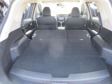 リヤシートを両側倒せばフラットになり大きな荷物も載せられます
