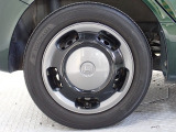 ホイールは車のデザインにマッチした専用タイプです。