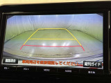 後方の見える安心をお届けするバックガイドモニター付:バックするときのアシストラインもあって楽々バック!車庫入れや縦列駐車をサポートし、苦手な駐車も安心です!今やもう手放せない装備ですネ♪