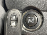 【キーレススタートシステム】カバンやポケットに入れたままでもドアの施錠・解錠が可能なスマートキーを装備。エンジンのオン・オフ時もカギを取り出す必要が無いからとっても便利です♪