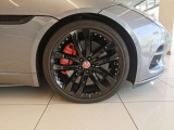 【20インチアルミホイール】大口径のアロイホイールです。よりスポーティな見た目となり、レッドブレーキキャリパーも相まって、スポーツカーらしい足元となっております。