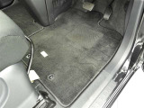 フロアマットも綺麗にクリーニングされています。
