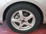 アルミホイール付!鉄ホイールと違って軽いので燃費にも影響してきます。ガソリンの高騰に少しは貢献します!足元がきまります。