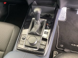 シンプルでとても使いやすいフロアシフトに、パーキングブレーキは電子制御パーキングブレーキです。