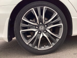 純正アルミホイールです。足元が引き立つので、車全体のイメージがアップしますよ