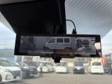 スマート・ルームミラー:車両後方のカメラ映像をミラー面に映し出すので、車内の状況や、天候などに影響されずいつでもクリアな後方視界が得られます。