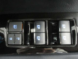 もちろん全席パワーウインドー付。運転席から操作できて便利です。