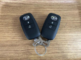 【スマートキー】 スマートキーを携帯していれば、ドアハンドルのボタンを押してロックの解除ができ、パワースライドドアもワンタッチで開閉できます。