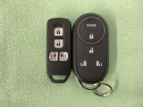 スマートキー付きですからドアロックの開閉およびエンジンスタートが楽々です。電動スライドドアの開け閉めもボタンで操作できます。加えて、純正リモコンエンジンスターター用の操作キーもついています。