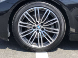 BMW純正18インチホイール。洗練されたデザインで、足元の個性を引き立てます。