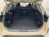 後席シートを前に倒すと十分なスペースを確保できます。分割式なので後席の片方に乗車しながらスキーやゴルフバックなど尺の長い荷物も積み込めます。