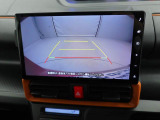 後退時に車両の後ろ側をモニター画面に表示します。車庫入れなどでバックする際に後方確認ができて便利です。車庫入れが苦手な人もこれで安心。