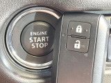 【キーレススタートシステム】カバンやポケットに入れたままでもドアの施錠・解錠が可能なスマートキーを装備。エンジンのオン・オフ時もカギを取り出す必要が無いからとっても便利です♪