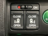 【両側パワースライドドア】両側がパワースライドドアになっており、運転席のスイッチやスマートキーでも開閉が可能です!開口部も広いので乗り降りも楽々♪