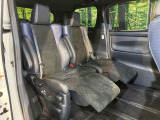 後部座席も気になるようなキズ・汚れやへたり等、大きなダメージはなく、良好な状態です。